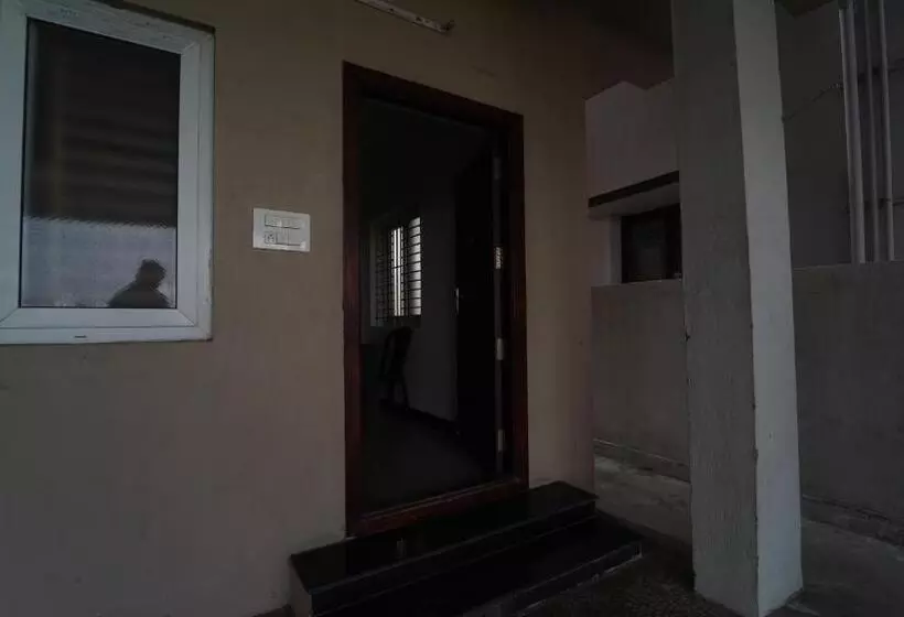 هتل Honey Residency Airport Codissia Stay