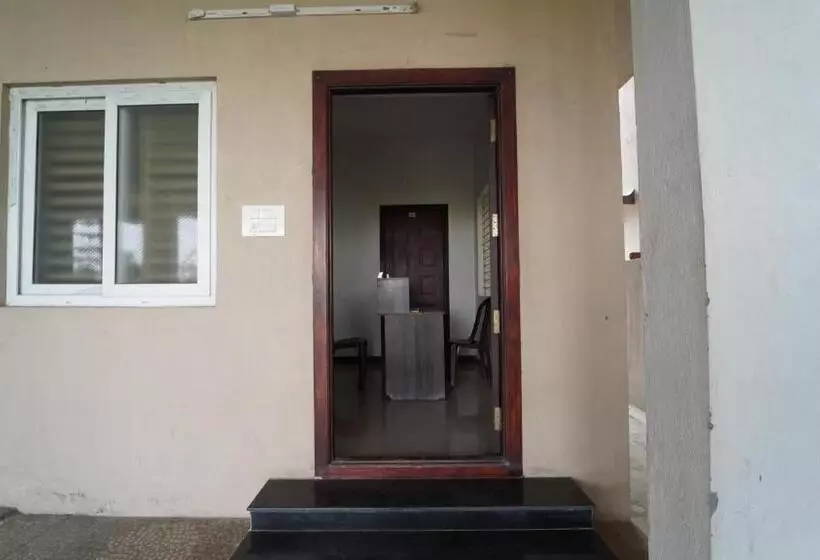 هتل Honey Residency Airport Codissia Stay