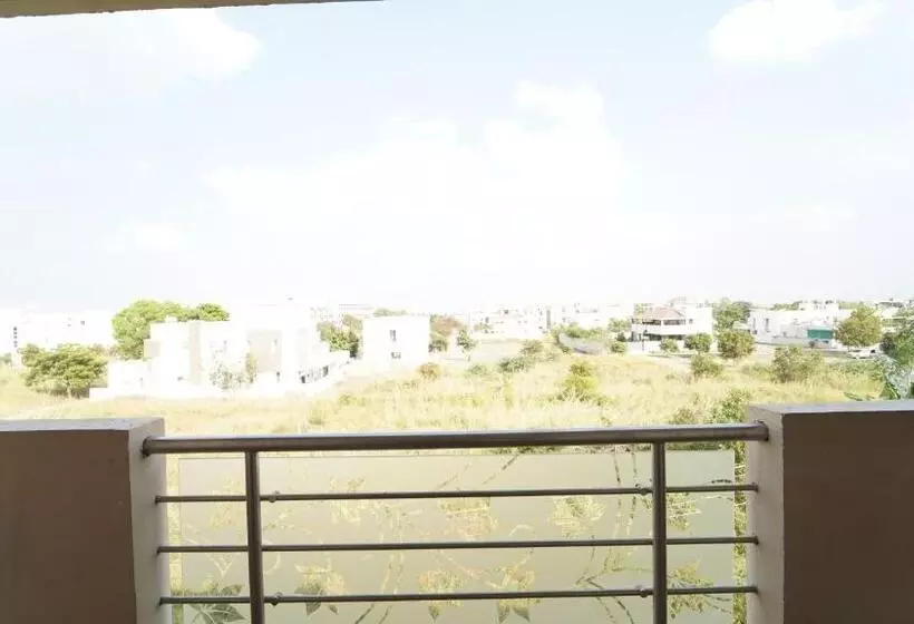 هتل Honey Residency Airport Codissia Stay