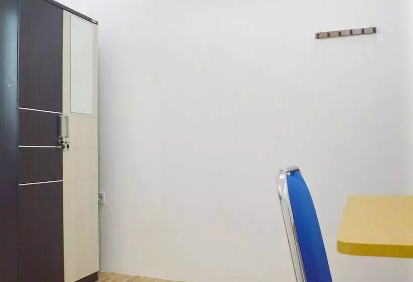 Hotelli Spot On 91616 Kharisma Guest House