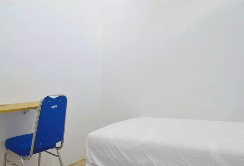 Hotelli Spot On 91616 Kharisma Guest House