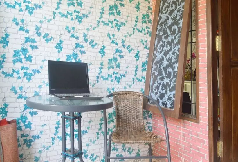 Hotelli Spot On 91616 Kharisma Guest House