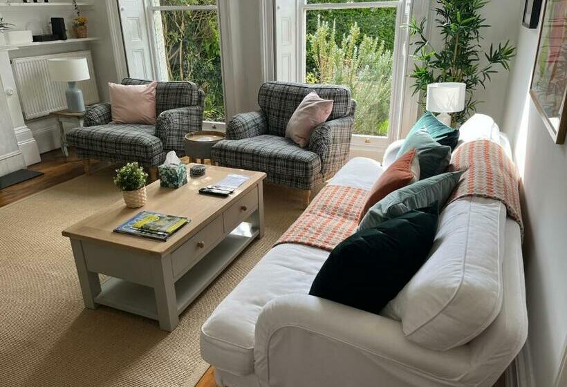 Elegant Bloomsbury Apartment In Tunbridge Wells