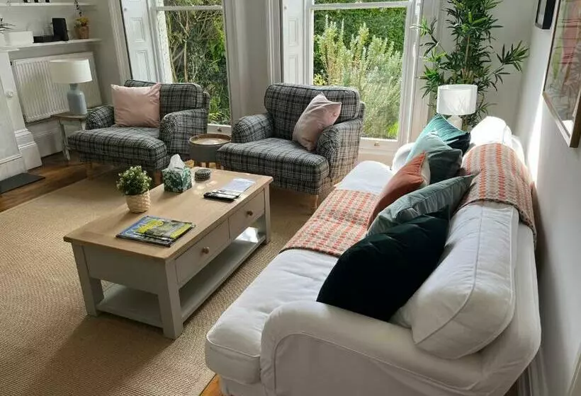 Elegant Bloomsbury Apartment In Tunbridge Wells