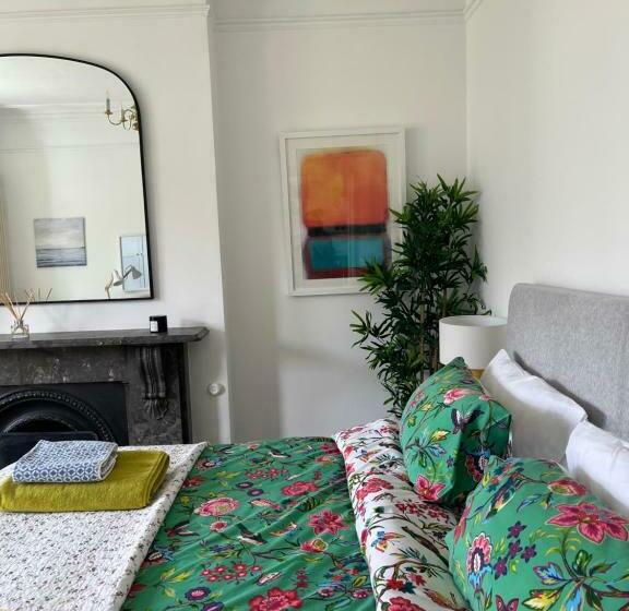 Elegant Bloomsbury Apartment In Tunbridge Wells