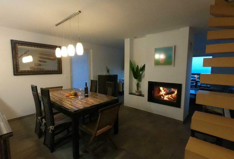 Hiša V Mesečini   Moonlight House