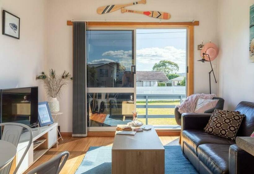 Von Stieglitz Cottage   Cheerful Coastal Authentic