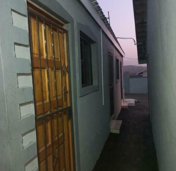 פנסיון Grey House Lodge