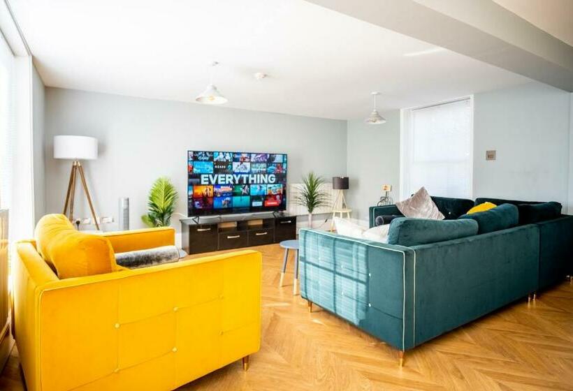 Luxury 3 Bed Penthouse With Off Street Parking