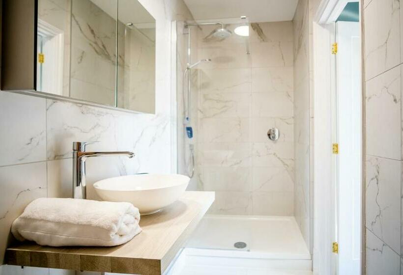 Luxury 3 Bed Penthouse With Off Street Parking