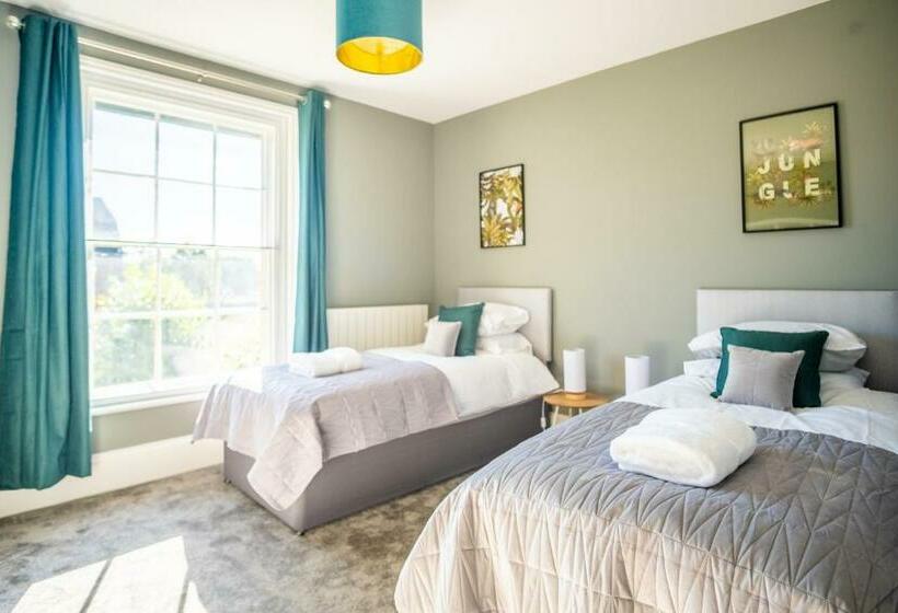 Luxury 3 Bed Penthouse With Off Street Parking