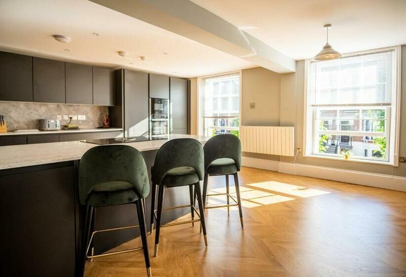 Luxury 3 Bed Penthouse With Off Street Parking