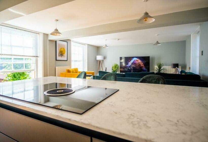 Luxury 3 Bed Penthouse With Off Street Parking