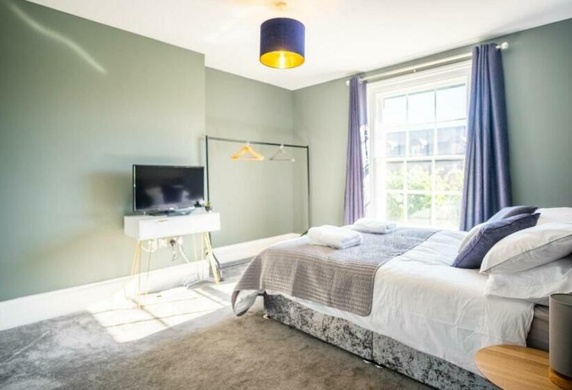 Luxury 3 Bed Penthouse With Off Street Parking