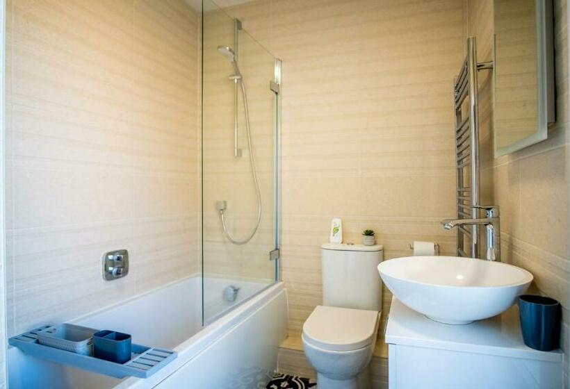 Luxury 3 Bed Penthouse With Off Street Parking