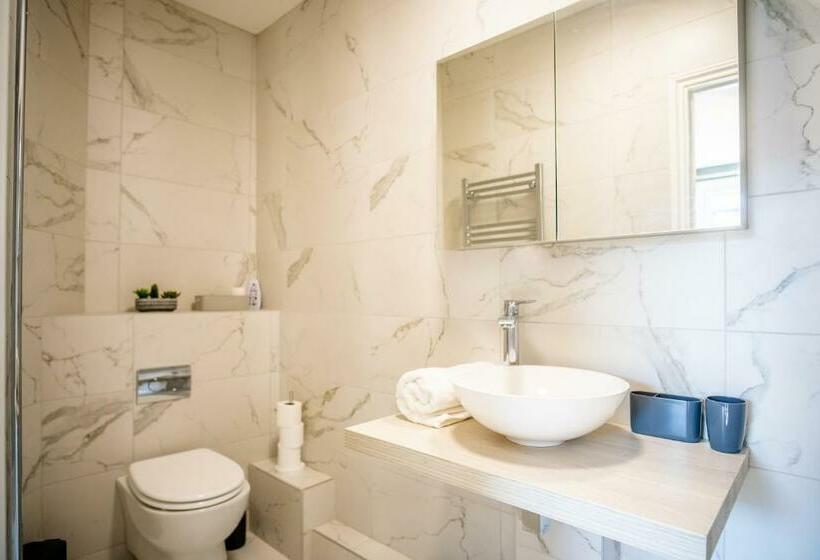 Luxury 3 Bed Penthouse With Off Street Parking