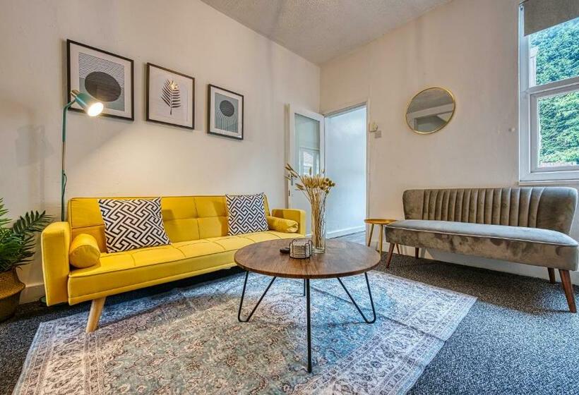 Stylish And Comfy Contractor House And Monthly Offers In Stoke On Trent By 20property Stays Serviced