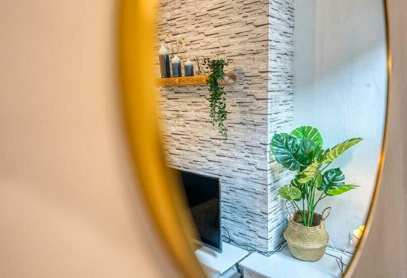 Stylish And Comfy Contractor House And Monthly Offers In Stoke On Trent By 20property Stays Serviced