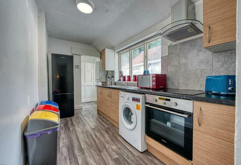 Stylish And Comfy Contractor House And Monthly Offers In Stoke On Trent By 20property Stays Serviced