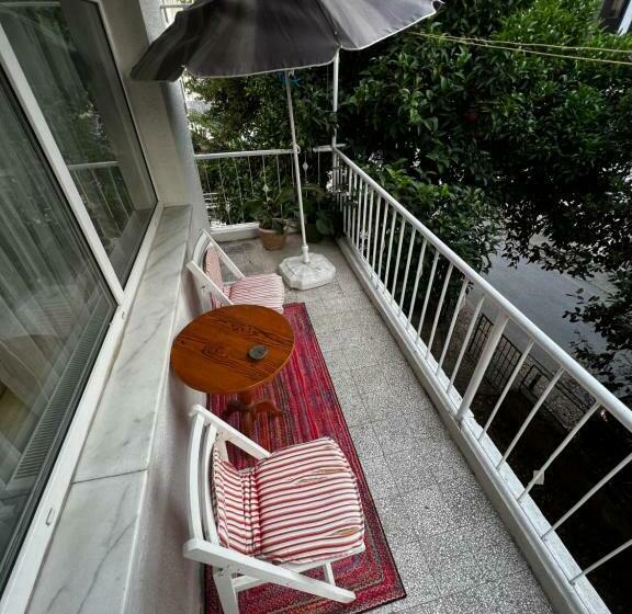 Very Close To Bosphorus, Beautiful 2 Rooms 1 Salon Flat, Excellent Location