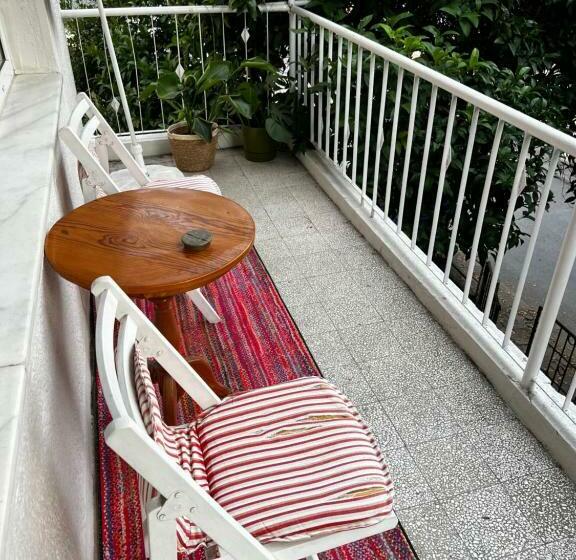 Very Close To Bosphorus, Beautiful 2 Rooms 1 Salon Flat, Excellent Location