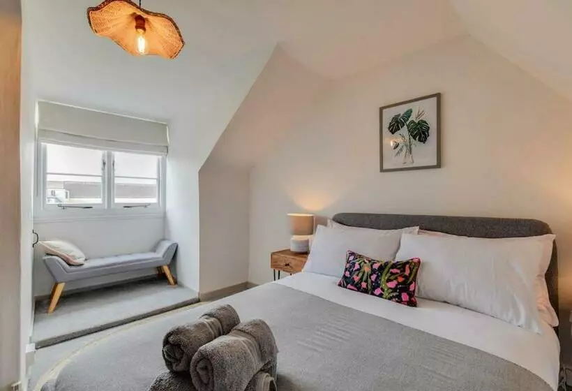 Cheerful 3 Bed Grade Ii Central Cottage