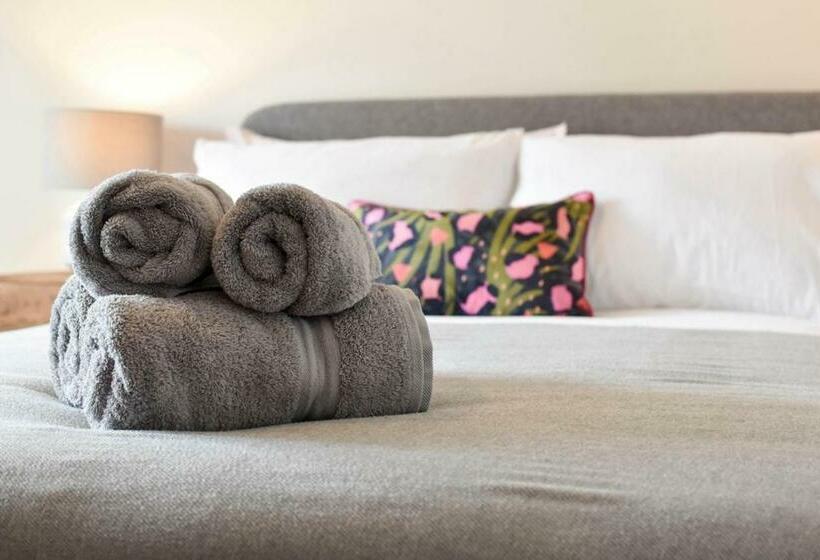 Cheerful 3 Bed Grade Ii Central Cottage