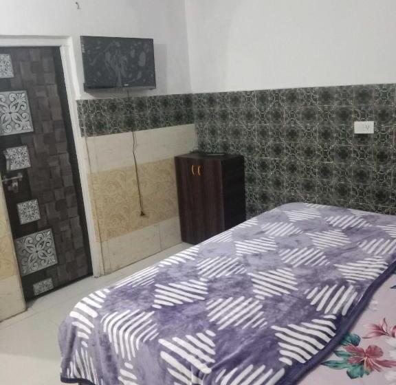 Отель Spot On 92658 Tannu Guest House