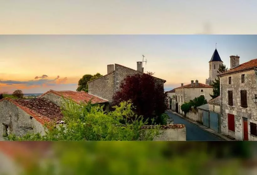 Aamiaismajoitus (B&B) Maison Dix Tusson