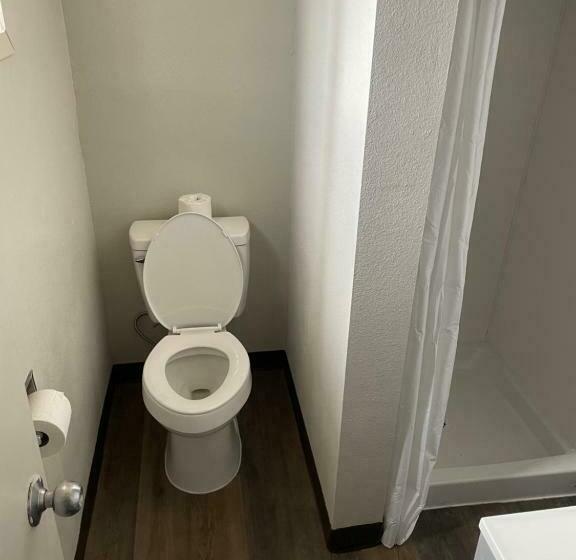 호텔 Artesia Inn  No Service Fees