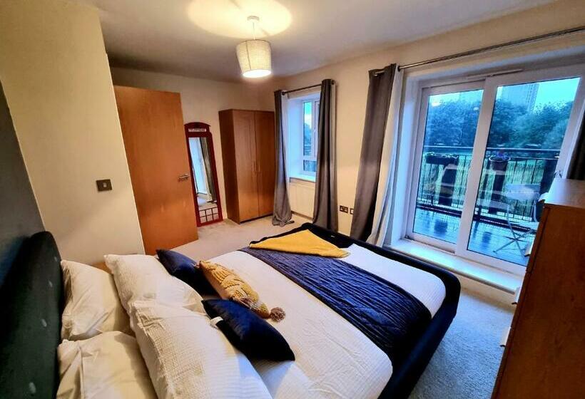 Luxury 2 Bedroom Service Apartment With Balcony