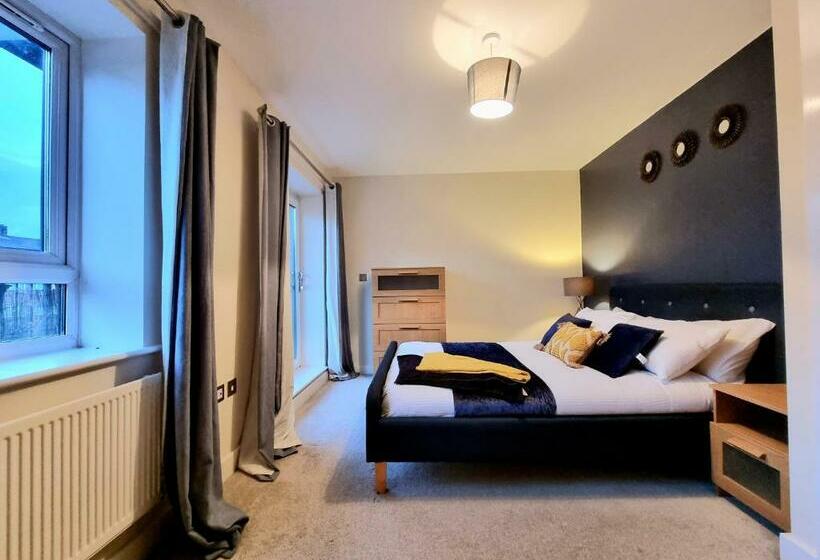 Luxury 2 Bedroom Service Apartment With Balcony