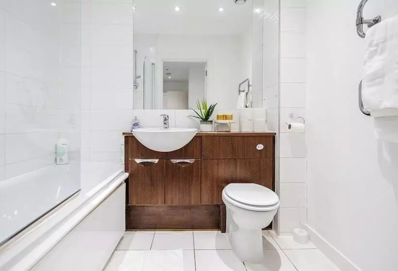 2 Bed Apartment Near Basildon Train Station