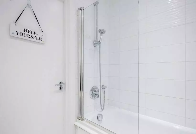 2 Bed Apartment Near Basildon Train Station