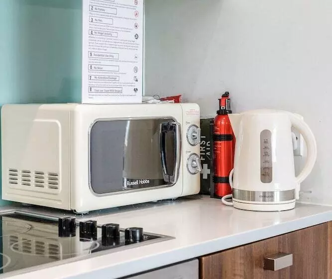 2 Bed Apartment Near Basildon Train Station