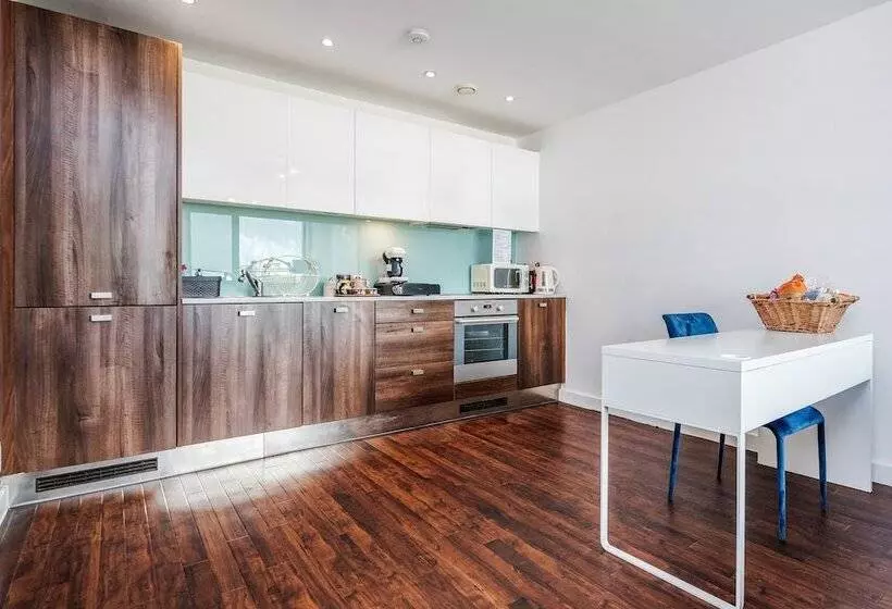 2 Bed Apartment Near Basildon Train Station