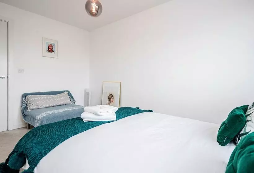 2 Bed Apartment Near Basildon Train Station