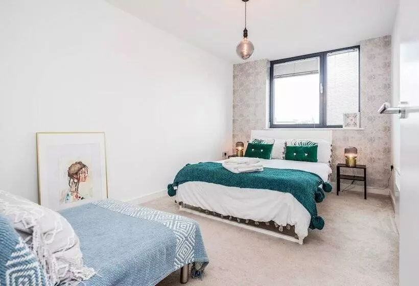 2 Bed Apartment Near Basildon Train Station