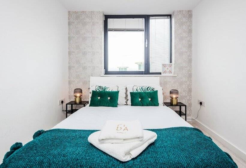 2 Bed Apartment Near Basildon Train Station