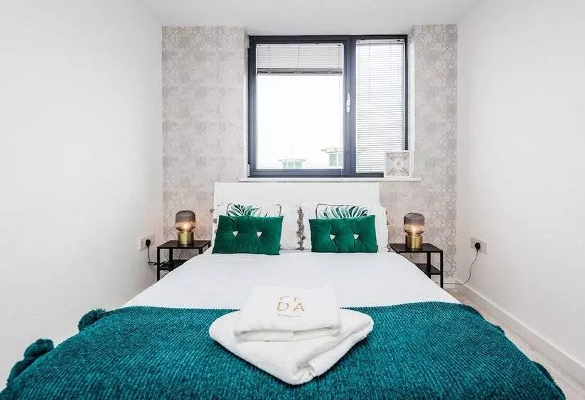 2 Bed Apartment Near Basildon Train Station