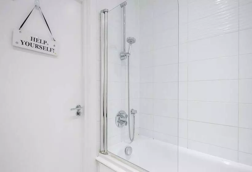 2 Bed Apartment Near Basildon Train Station