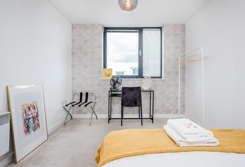 2 Bed Apartment Near Basildon Train Station