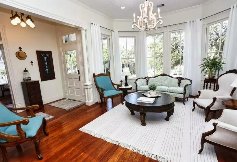 Fleur De Lis Cottage Is Where Luxury Meets History