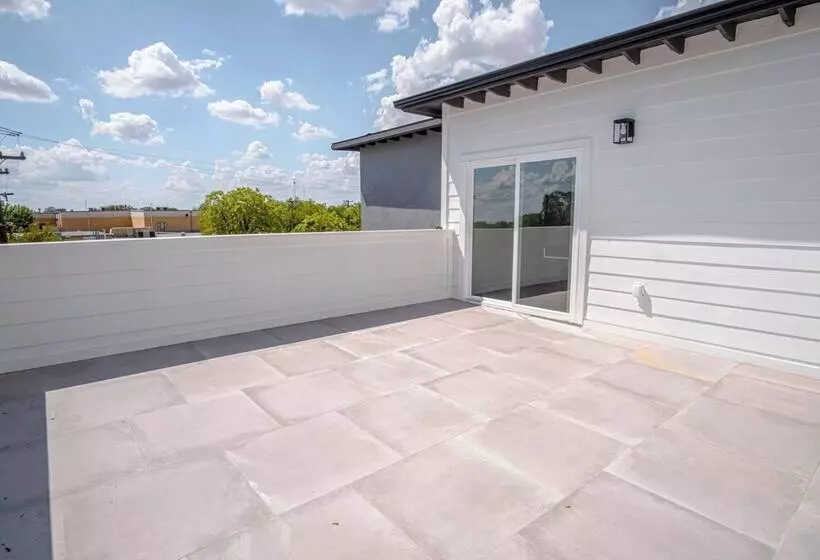 Gorgeous 3 Br 2 Ba Near Amazing Downtown