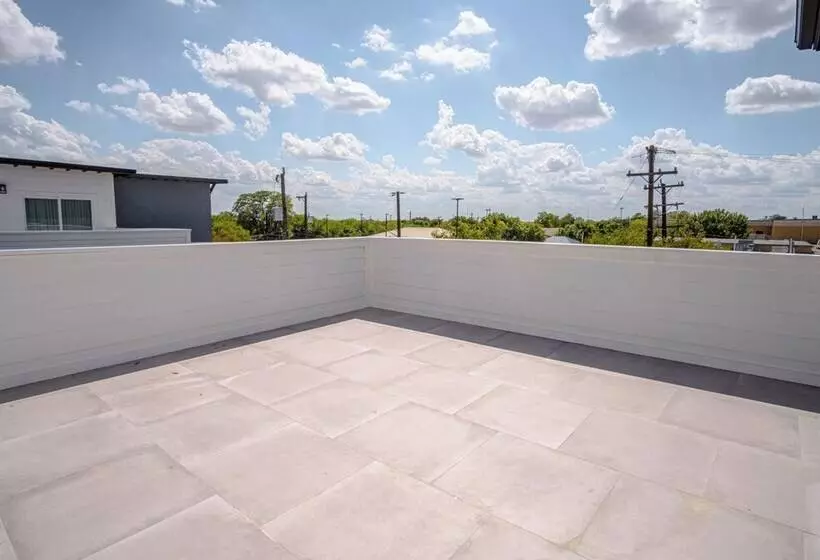 Gorgeous 3 Br 2 Ba Near Amazing Downtown