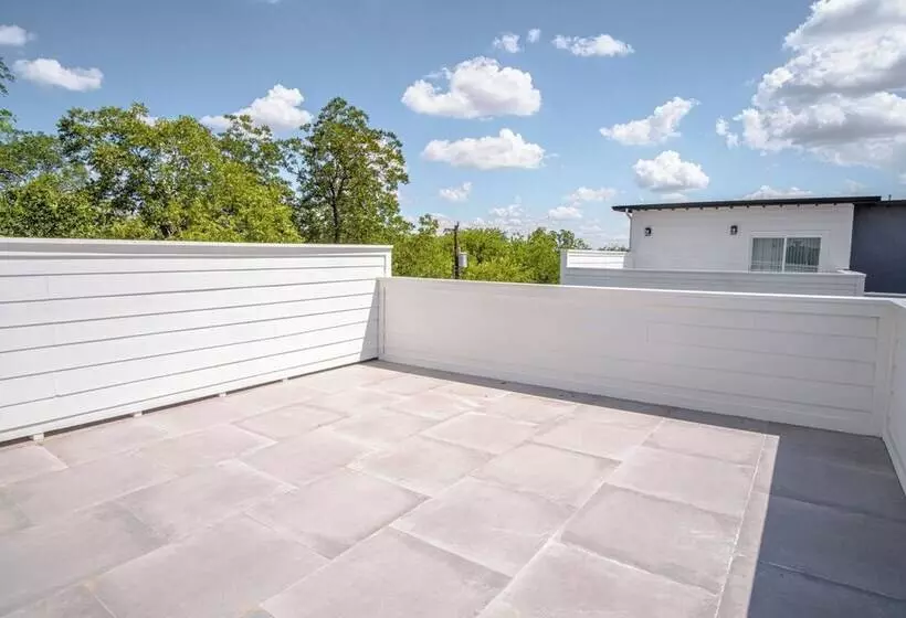Gorgeous 3 Br 2 Ba Near Amazing Downtown