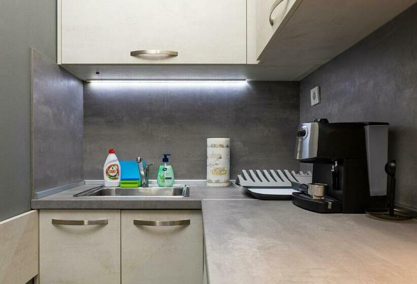 Modernly Designed 1bd Apartment With A Nice Terrace