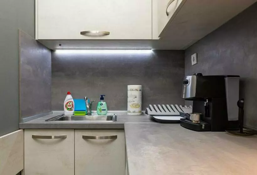 Modernly Designed 1bd Apartment With A Nice Terrace