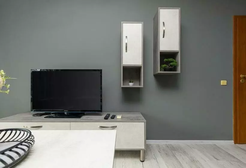 Modernly Designed 1bd Apartment With A Nice Terrace