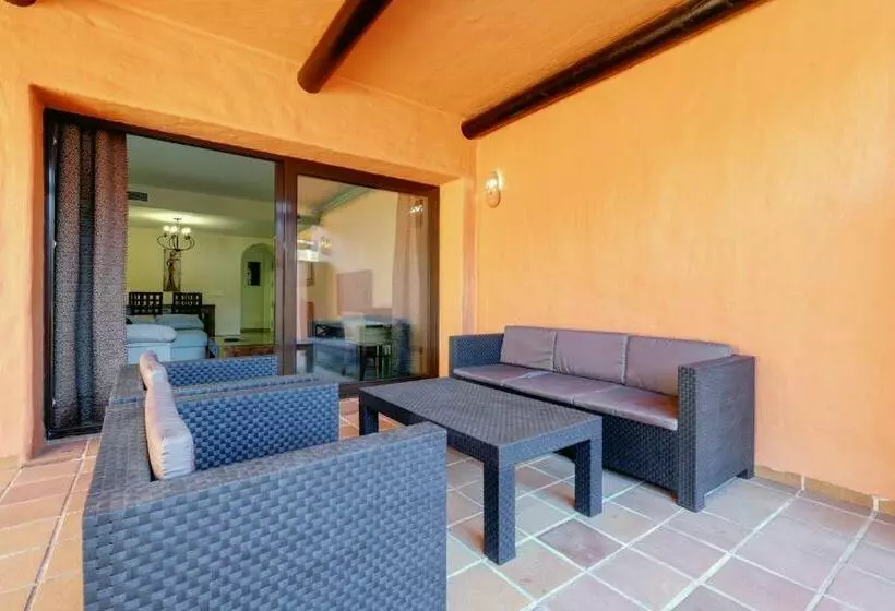 Superb 2 Bed Apartment In Duquesa